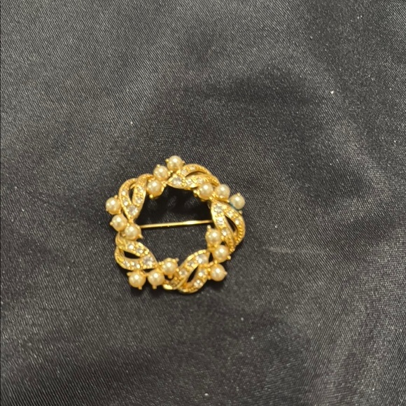 Jewelry - Elegant Gold and Pearl Brooch
